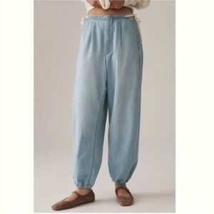 Anthropologie Pilcro balloon style jeans :: jogger style chambray pants